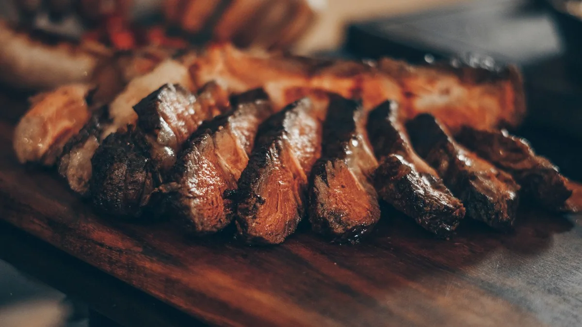 Carne grelhada e fatiada sobre uma tábua